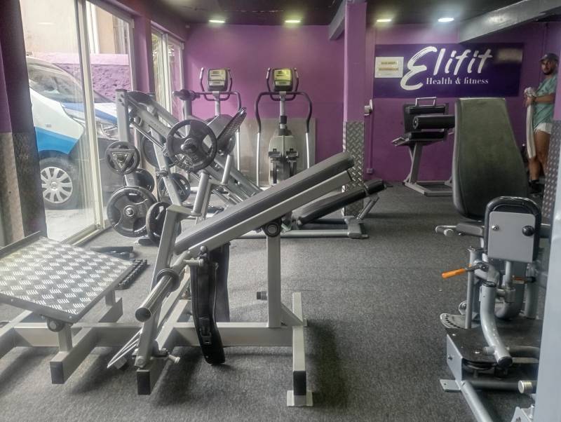 Salle de sport moderne à Marseille avec un espace musculation et du matériel haut de gamme