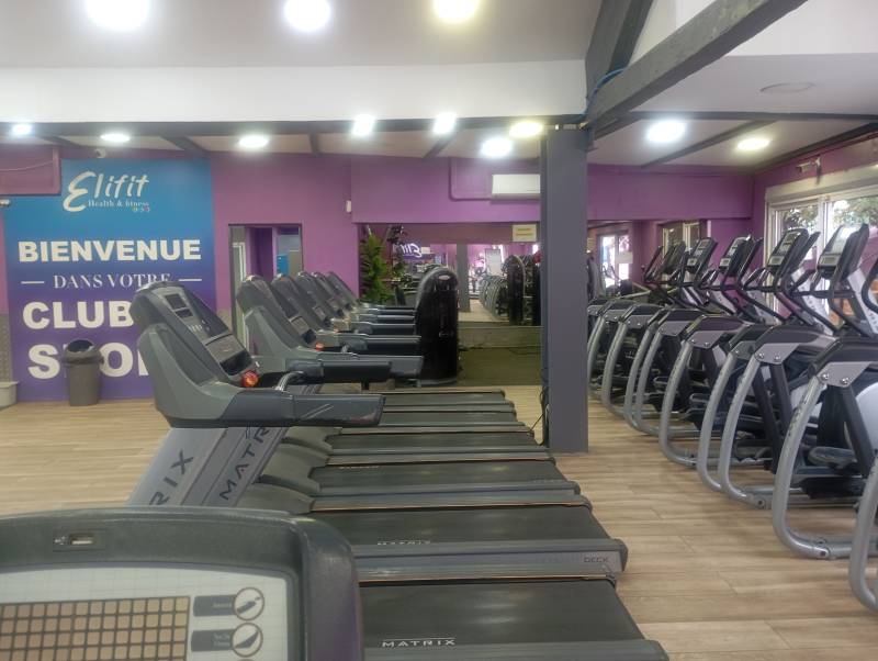 Salle de sport moderne à Marseille avec un espace musculation et du matériel haut de gamme