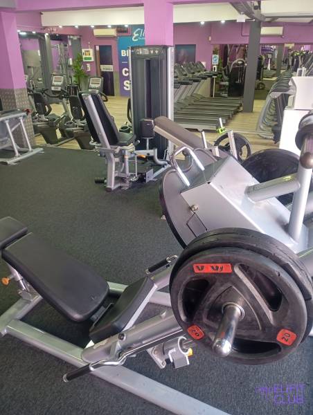 Optimiser ses séances de musculation grâce aux machines guidées dans l’ambiance motivante du Elifit Club Marseille Saint Jérôme