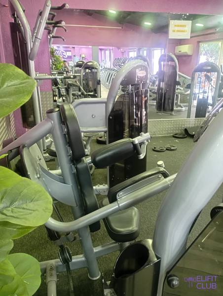 Optimiser ses séances de musculation grâce aux machines guidées dans l’ambiance motivante du Elifit Club Marseille Saint Jérôme