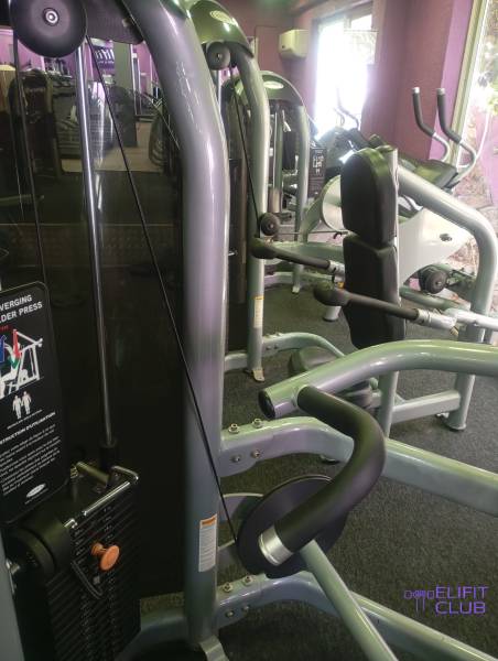 Optimiser ses séances de musculation grâce aux machines guidées dans l’ambiance motivante du Elifit Club Marseille Saint Jérôme