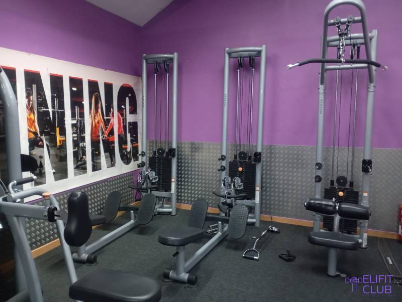 Optimiser ses séances de musculation grâce aux machines guidées dans l’ambiance motivante du Elifit Club Marseille Saint Jérôme