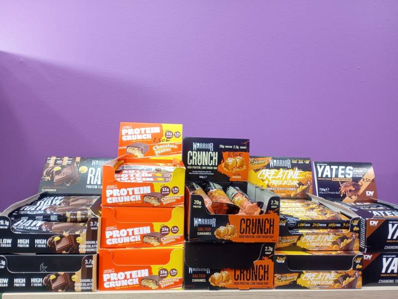 Boostez vos séances avec nos barres protéinées Yates, Warrior, Flapjack et Applied Nutrition disponibles à Elifit Club Marseille