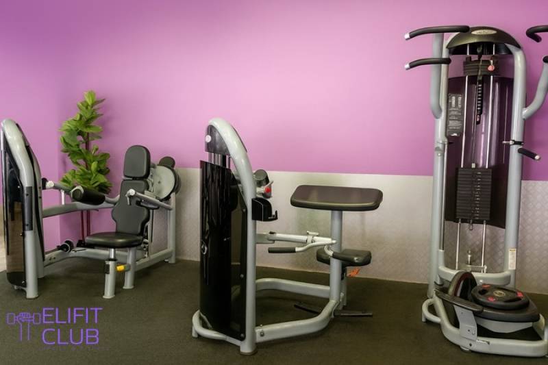 Optimiser ses séances de musculation grâce aux machines guidées dans l’ambiance motivante du Elifit Club Marseille Saint Jérôme