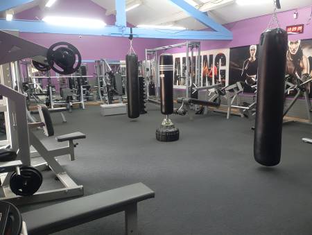 Notre zone d'activité pour ce service Plan d’entraînement sur mesure avec coach expert pour transformation physique durable en salle de sport équipée