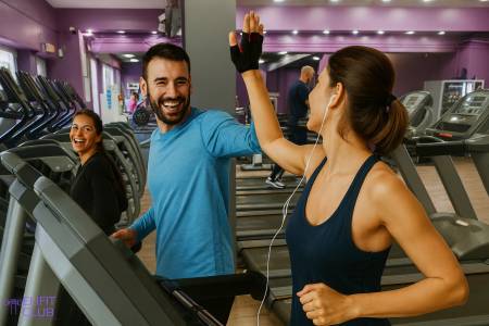 Notre zone d'activité pour ce service Espace fitness et musculation tout équipé pour entraînements variés et renforcement musculaire sur machines guidées